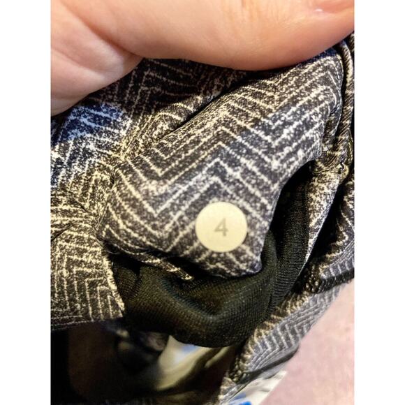 Lululemon Essential Rhythm Crop (Full-On Luxtreme) Diffusion White Black Sz. 4 - Picture 13 of 13